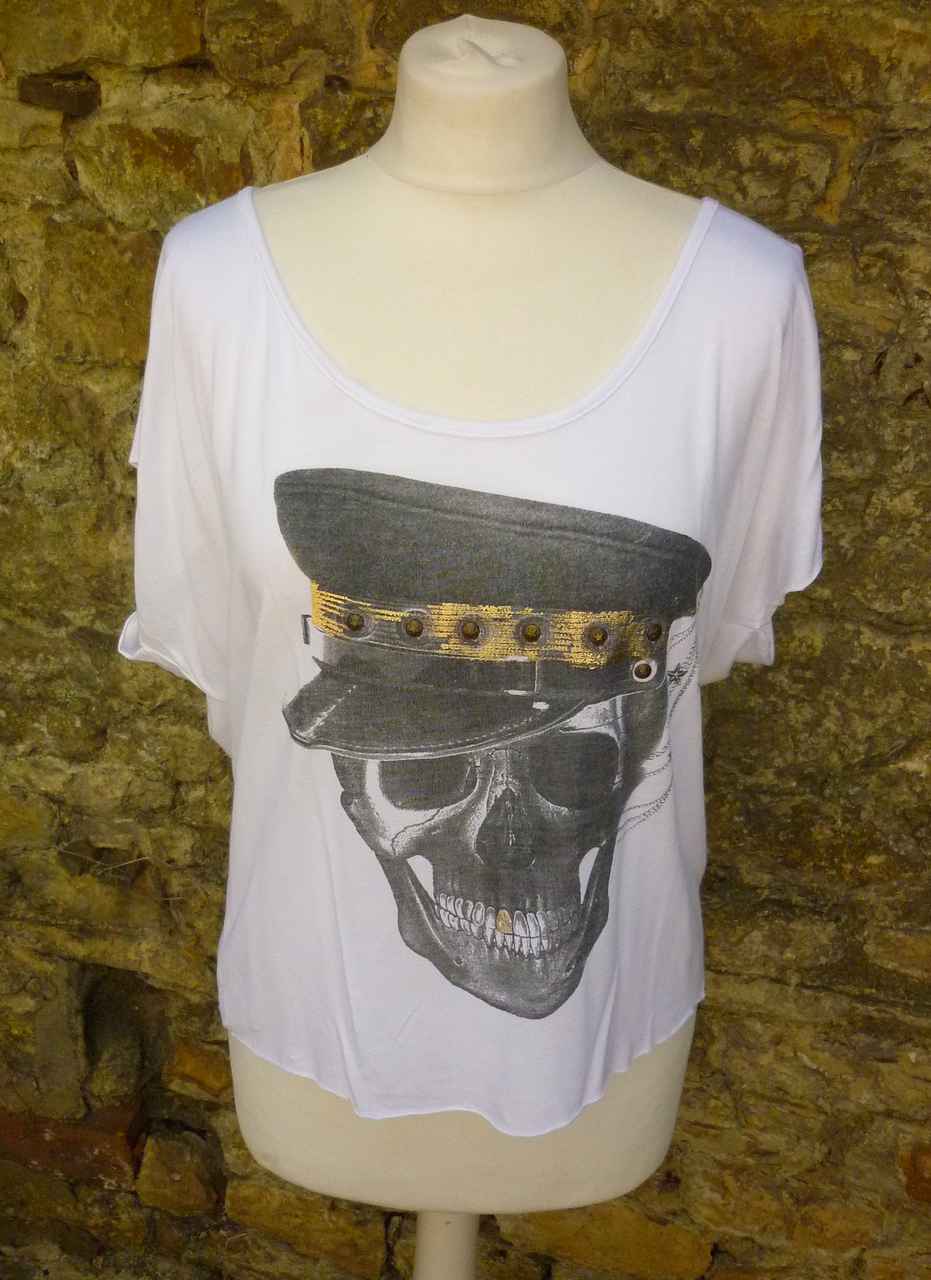 White Boxy T Shirt Sleeveless with Skull Motif by HOI POLLOI Size 10 New
