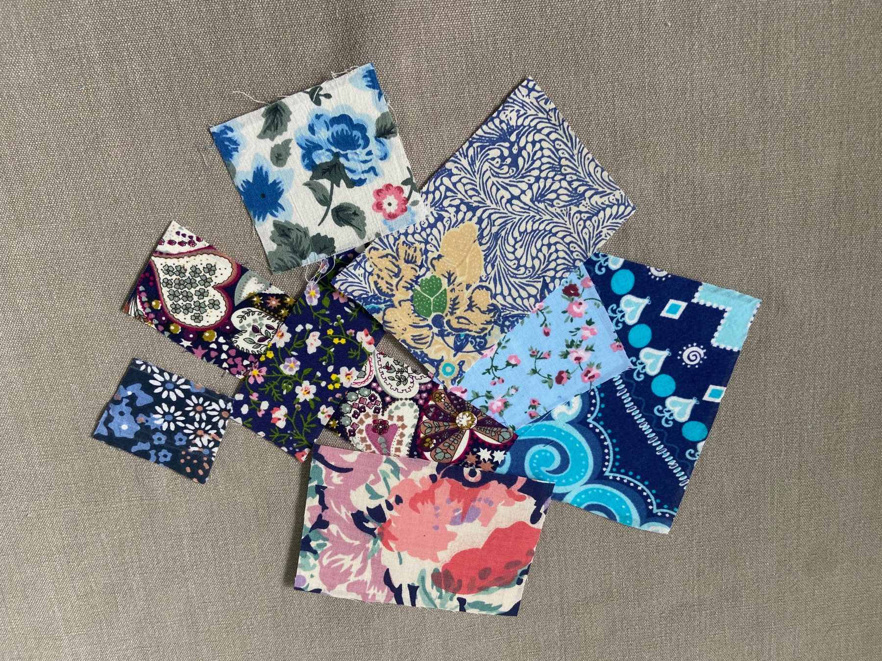 Vintage-Patch Iron & Sew Blue Shades Floral Cotton Fray Edge Patch Kit - Image 2