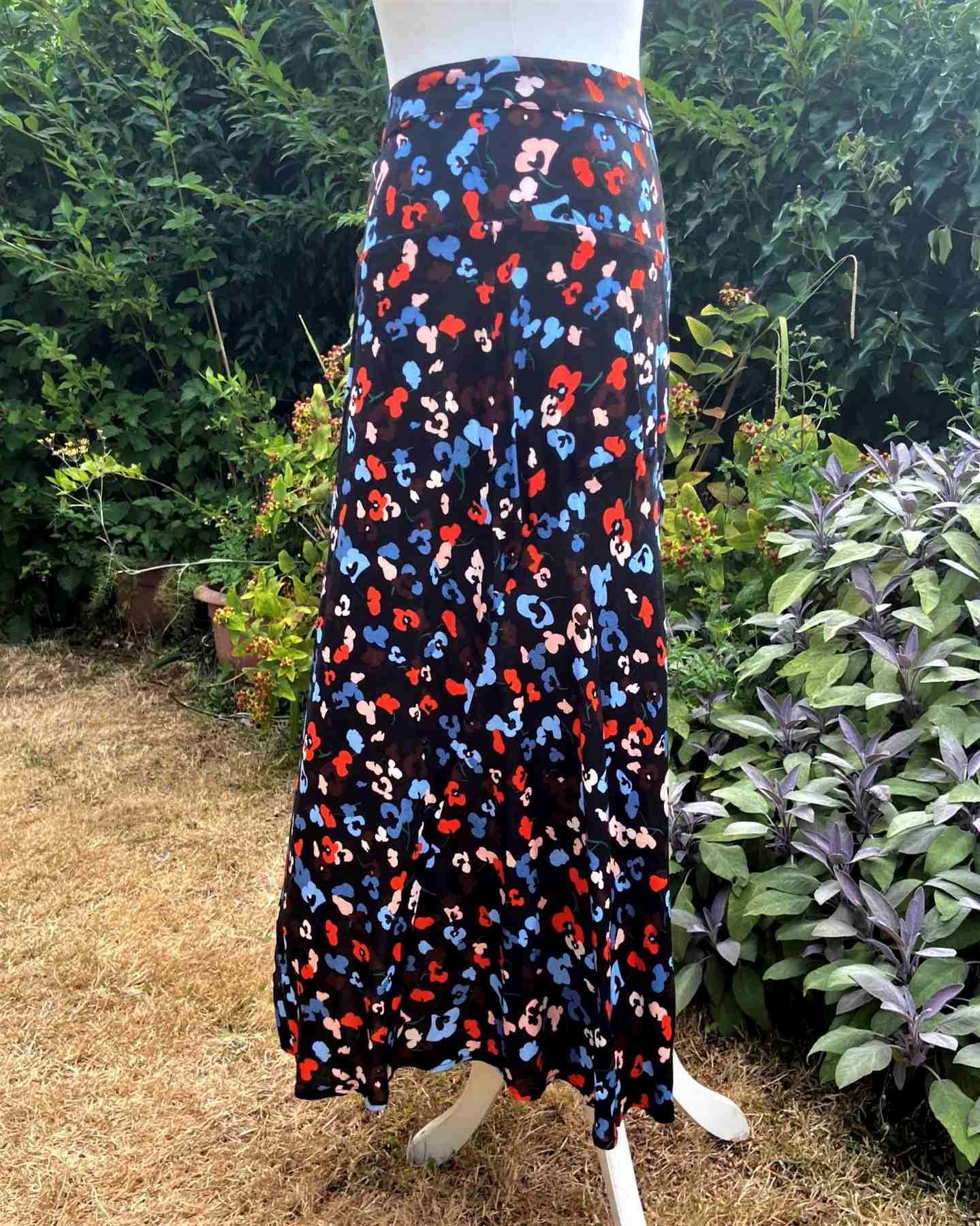 BAUKJEN Black Red Floral Midi Skirt fit and flare UK10 Elegant Sustainable All season - Image 2